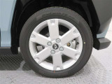 純正アルミホイールが似合ってます。タイヤサイズは165/65R15 です。