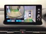【マルチビューカメラシステム】カメラで映した周囲の映像をナビゲーション画面に表示し、ドライバーの死角を減らし運転負荷を軽減する機能です。映像は、車両の前後と左右のドアミラーに搭載した計4台で映します。