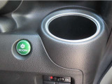 【運転席側ドリンクホルダー】運転中にすぐ取り出しやすい位置に配置しているのでドライブ中の水分補給もスムーズです。