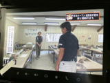 画面にはテレビ番組が表示され、停車中の待ち時間などに映像を楽しめます。車内で過ごす時間の選択肢が広がり、日常のさまざまな場面で活用いただける装備です。