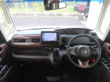 【インパネ周り】広々とした視界性の良い運転席です。ゆったりとした快適な乗り心地で運転できます。ブラウン&times;ブラックのインテリアカラーで、上質な空間を演出しています。