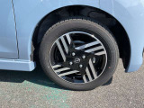 155/65R14インチタイヤ&アルミホイルが装着されています。
