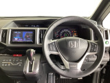 運転席は、大きな座面と包み込むような背もたれがドライバーの身体全体をしっかり支えます。上質なシート素材と座り心地のよいクッションを採用し、長時間の運転やコーナーの多い道も快適です