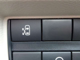 【片側電動スライドドアスイッチ】スマートキーや運転席のスイッチでスライドドアの開閉が可能♪電動なので力を入れてドアを開ける必要が無く小さいお子様でも、重い荷物を持っている時でもラクに開け閉めできます