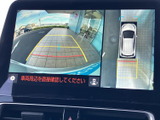 後方の映像に加えて車両周辺の状況も画面で確認でき、駐車時の位置合わせをサポートします。目視での確認と併用することで、狭い場所での駐車にも役立つ装備です。