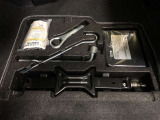 【パンク修理キット】補修材が入ったボトルとコンプレッサーがセットになっています。