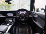 内装はシンプルに使い勝手を考え作られています。お車を運転する感覚をダイレクトに体感して頂けます。室内も広くロングドライブにも快適にお過ごしいただけます。