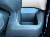運転席ドリンクホルダー。近くて便利