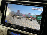 停車中にテレビ番組などを楽しめる画面を備え、休憩時間の過ごし方が広がります。表示も確認しやすく、車内でひと息つく際にも便利にお使いいただけます。