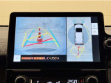 真上から見下ろしたような視点で車とその周囲を確認出来る画面と、車両後方を映し出すバックモニター画面の2つを表示してくれます。