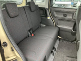 後席は横並びのシートとヘッドレストを備え、同乗者が落ち着いて過ごしやすい空間です。窓から外の様子を確認でき、シートに座った際の足元にもゆとりを感じられる室内です。