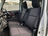 前席は背もたれと座面がしっかり設けられ、運転席・助手席ともに落ち着いて座れる印象です。前方や側方の窓から外を見渡しやすく、同乗者との会話もしやすい室内。日々の移動を快適に支える席まわりです。