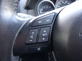 【ステアリングスイッチ】ステアリングスイッチは運転姿勢や視線を崩さずに操作が可能です。左側にはオーディオ類があります。