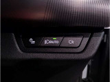 【ルームミラー一体型ETC車載器】ルームミラーの裏側に目立たない様に配置されたETCカード挿入口。スタイリッシュ且つ機能的なものとなっております。