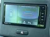 後方の映像と進行方向の目安となるガイド線を画面で確認できます。駐車時に車両後方の様子を把握しやすく、周囲を目視しながら慎重に操作したい場面で役立ちます。
