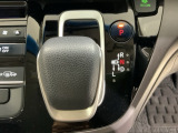 自然に手が届く距離に配置されたシフトレバー。