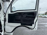 運転席ドアの内張です!使用感が少なくきれいな状態です!収納も備わっています!