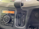 【オートエアコン】一度お好みの温度に設定すれば、車内の温度を検知し風量や温度を自動で調整。暑い&hellip;寒い&hellip;と何度もスイッチ操作をする必要はありません。快適な車内空間には必須の機能ですね♪