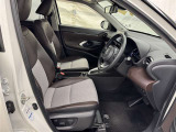 高いホールド性で運転姿勢が安定します。長距離ドライブでも疲れにくいのが魅力です。