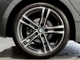 【BMWアロイホイル】軽量かつ強度に拘ったアロイホイル。走行性能ポテンシャルを引き出す設計。車の足元を引き締めてくれる大きなポイントはアロイホイルです。
