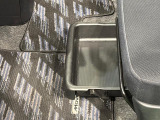 靴などが収納できる便利な助手席シートアンダートレイが付いてます