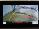 バックガイドモニターで、後方を確認しながら安心して駐車することができます。運転初心者も熟練者も必須の機能ですよ!