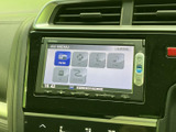 AVメニューにはFM/AMやCD、USB、iPodなどの選択肢が並び、利用する音源を画面で確認できます。日々の移動中に、お好みに合わせた音楽やラジオを楽しめます。