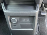 シガーソケットに加えUSBソケット2口を装備☆気が利いていて便利ですね♪