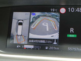 【アラウンドビューモニター&バックモニター】クルマを真上から見下ろしているかのような映像が表示され、周囲の状況がひと目で把握できるので、安心してスマートに駐車できます。駐車が苦手な方にオススメです!