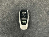 手にしっくりと馴染む重厚感と、洗練されたメタル素材が光るスマートキー。アストンマーティンを所有する歓びを、ポケットに収めた瞬間から感じさせる、美しさとステータスを兼ね備えた意匠です