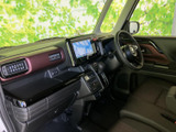 運転席と助手席を見渡せる室内は、前方の視界を確保しやすい開放的なレイアウトです。シートは落ち着いた色調で、乗り込む方がゆったり過ごせる空間づくりが感じられます。