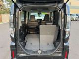 積載性が広がるシートアレンジ。倒し方や可動域、荷室の広がりが分かり、使い道を想像できます。