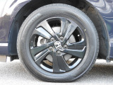 ★左前タイヤ★見栄えが良く足元が引き立つので、車全体のイメージがアップします!タイヤ詳細 185/65R15インチで、タイヤの溝は5mmございます。