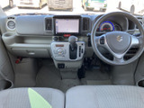 中央の画面は運転席から確認しやすい位置にあり、周辺に操作部がまとまっています。ナビ画面を備え、目的地の確認や移動中の案内に活用できる、日常使いに便利な装備です。
