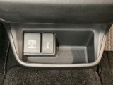 アクセサリーソケットはUSBのアダプターなどをつければ、スマホの充電にも使えます。横にはナビゲーション用の外部入力可能なUSB端子がついており、周辺には物が置けるボックスがついています。