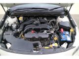SUBARUの水平対向エンジン、回転バランスに優れているほかエンジン全高が低く、軽量・コンパクトな特性により、車体の低重心化にも貢献します。