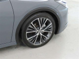 装着タイヤサイズは、195/50R19です。純正アルミホイールを装着しております。
