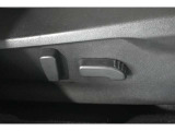 パワーシート(乗り降りから、運転席のポジション設定まで、ボタンで一つで微調整できます。高級車の必須アイテムです。)