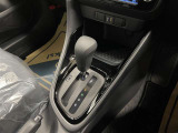 操作しやすいATシフトです♪シフトチェンジを気にしなくていいので運転だけに集中できますね!自然と手に届くところにある、手になじむ形状のシフトノブがいいですね♪