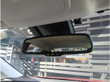 【防眩ルームミラー】後続車のヘッドライトの強い光(まぶしさ)を自動または手動で和らげ、夜間でも後ろの視界をクリアで快適に保つためのルームミラーになります!