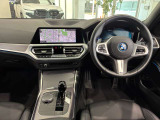 コックピットは、BMWらしくセンター・コンソールがドライバーに向けて傾けられた設計になっています。