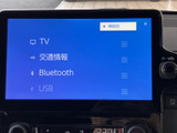 テレビや交通情報、Bluetoothなどの選択肢が画面にまとまり、使いたい音源を確認しやすい構成です。メニューを見ながら切り替えられるため、日常の移動にも便利です。