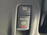 AUTO HOLDと電動パーキングブレーキのスイッチを、手の届きやすい位置に配置しています。表示が明瞭で、作動状況もランプで確認しやすい設計。