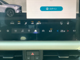 温度の設定のみで快適な風量やモードなどを自動調整してくれるフルオートエアコンを装備!