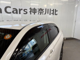 ドアバイザーを装備!雨の日でも窓を少し開けて車内の換気がしやすく、空気を入れ替えたい時に便利です。雨の吹き込みを抑えてくれるため、天候を問わず日常使いで活躍する実用的な装備です。