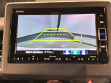 リバースギアに入れるだけで後方の表示へ切り替わります。夜間や雨の日の駐車も楽になりますよ。