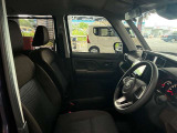 運転席の画像です。足元やシートまわりに余裕があり、リラックスした姿勢で運転が可能です。視界も良好で操作系へのアクセスもしやすく、快適で安心感のあるドライブをサポートします。