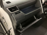 何かと便利なグローブボックス。メンテナンスノートや車検証、ちょっとしたメモと筆記用具等を入れておくとあればもしもの時にも便利ですね。