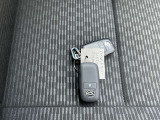 インテリジェントキー 持っていればドアノブのボタンを押せば施錠や施錠を解除 エンジンスタートボタンを押せばエンジンスタートといちいちポケット(鞄からキーを出さなくても良いんです)
