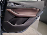 車の乗り降りの際に必ず触るドアハンドルです。使用感が気になる方はお気軽にお申し付けくださいませ。